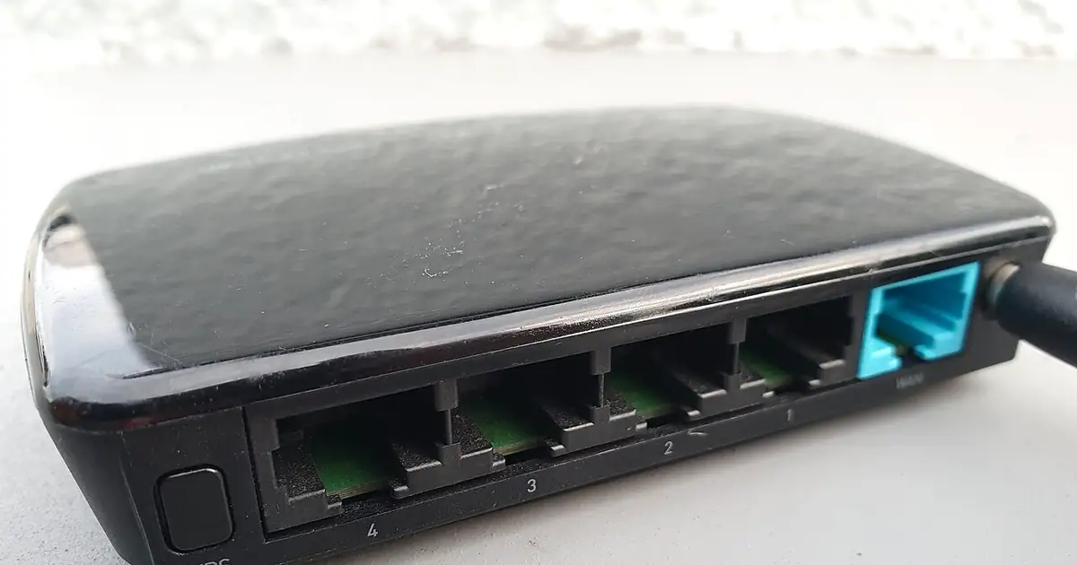 Routeur Wi-Fi vu de l’arrière avec ses ports Ethernet et un câble branché