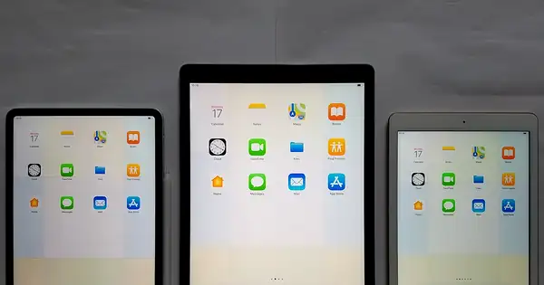 Trois iPad de tailles différentes alignés avec l’écran d’accueil iPadOS affiché