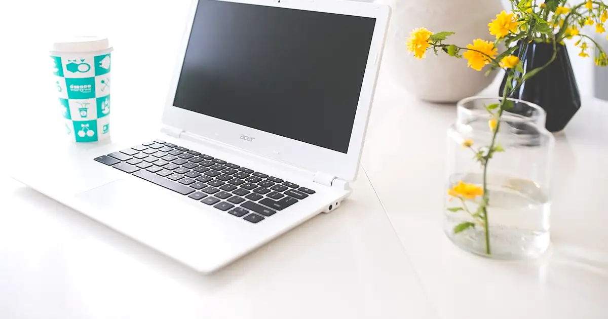 Ordinateur portable blanc sur un bureau clair, prêt à saisir une playlist M3U ou un accès Xtream