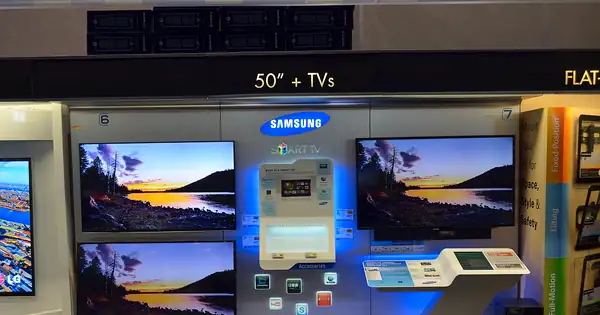 Téléviseurs Samsung Smart TV exposés en magasin avec l’écran d’accueil allumé